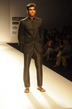 Model walk the ramp for Zubair Kirmani at Van Heusen India Mens Week Day 2 on 3rd Sept 2011 (34).JPG